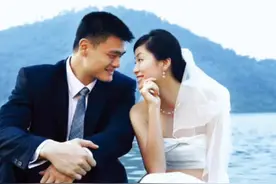 巨人姚明的十年追妻之路：17岁时与妻子叶莉相遇图片