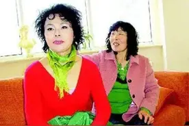 丈夫一心想做手术变女人，妻子含泪支持，30年夫妻成姐妹图片