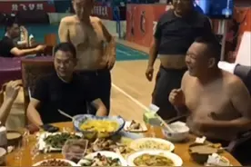 于东来在夜市喝酒划拳，比他有钱的也很多，但比他快乐的真不多图片