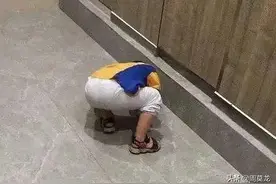 为啥小孩爱偷看大人上厕所图片
