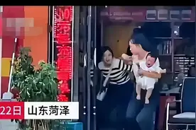 男子当街扒光妻子衣服，男子依旧不放手，并强行带走图片