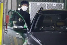44岁松隆子和鲜肉合作后驾豪车归家，男孩头飒爽，墨绿色大衣高级图片