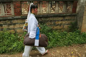 河南“哭灵女”一场赚700元多，哭丧是恶习吗？该不该禁止？图片