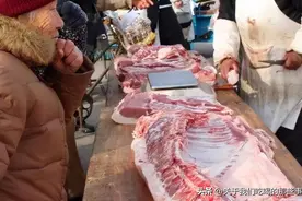 同样是卖肉，为何猪肉摆着卖，而牛羊肉却要挂着卖？看完你就懂了图片