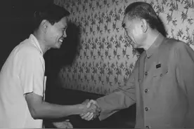 1973年周恩来请杨振宁吃饭，杜致礼得知宴会厅名字，开了一个玩笑图片