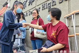左脚骨折两个月 高三语文老师坐轮椅撑拐杖陪学生到最后｜2023高考加油图片