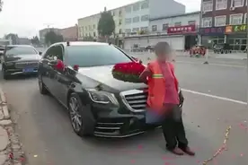 接亲礼花散落一地，环卫工拦婚车不让走！目击者：接亲人最后扫干净了图片