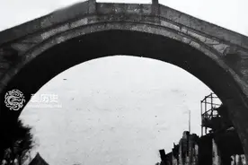 日军占领苏州后的大规模洗劫屠杀 妇女被抢男人坐路边发抖图片