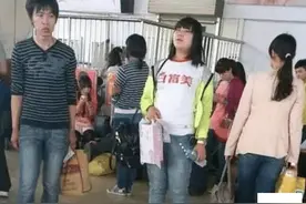 “妹子，你知道衣服上的字是什么意思吗？”哈哈哈自信的女孩最美图片