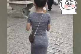 幼儿园女孩穿“包臀裙”惹争议，网友：她吃冰淇淋的样子，太风尘图片