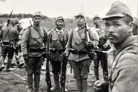 抗日战争，新四军比国军伙食还好，美军盯着国军士兵吃饭以防贪污图片