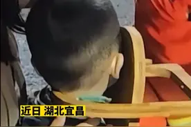 湖北宜昌 萌娃玩耍时闲不住，结果把小脑瓜卡进座椅扶手间隙了图片