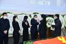 2022年刘思齐病逝：李敏李讷无法到场送别，四个孩子同框场面感人图片