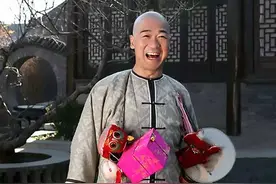 和珅出上联：三斤四两五花肉，纪晓岚巧对下联，和珅听后直接下跪图片