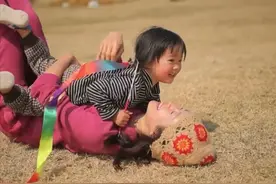 江一燕带娃野餐！女儿首露正脸大眼瓜子脸似爸，定居云南农村别墅图片