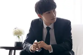 大众电影百花奖，国宝级歌手周深，演绎红歌经典，唱功直击灵魂图片