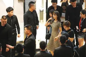 明星出街保安比粉丝多！无人围堵，却雇多名保安，真好笑图片