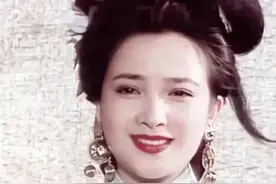 “四大名著美女代言人”，何晴56岁胖得真实，打扮朴素但美得出奇图片