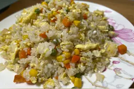一碗剩米饭，三个鸡蛋，一碗蔬菜丁，简单炒一炒，看着更加有食欲图片
