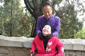 妻子意外成植物人，丈夫唱6年情歌唤醒妻子，如今爆红年入几十万图片