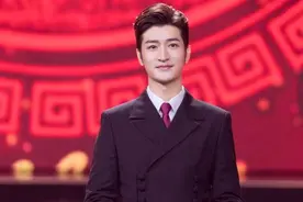 尹颂：靠颜值和实力主持春晚，如今事业稳定，女儿遗传高颜值图片