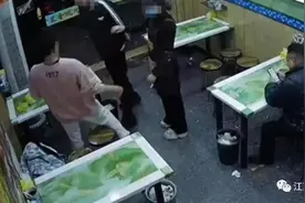 馄饨店吃饭多加点调料就要挨打？最新进展来了！图片