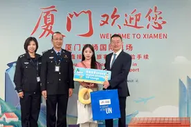 新规落地！厦航保障首批厦门机场24小时直接过境免办边检手续旅客图片