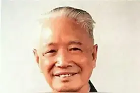 1992年邱会作到北京，老战友请他吃饭，张震席间频频称“老同学”图片