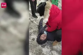 救人要紧！这名铁路职工伸手救下一老人图片