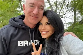 世界首富和未婚妻出街太甜！女友白衬衫内搭空气真大胆，大嘴吸睛图片