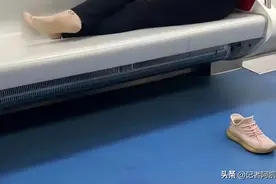 大妈乘地铁脱鞋横躺占座，鞋被踢出车厢，当事人：让她长点记性图片