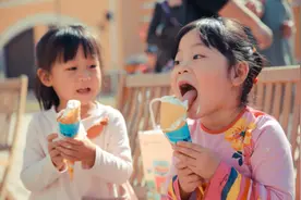 夏天给娃喝冷饮伤宝宝脾胃和肾气，摧残孩子？别再恐吓妈妈了图片