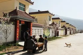 没有退休金不想靠儿女，一狠心回农村做了件大事，从此逍遥自在图片