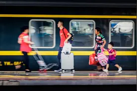 K31列车被困郑州48小时：乘客争夺食物精疲力尽，200人破窗逃亡图片