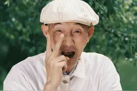 男人上了年纪戴帽子，尽量做到这“3戴3不戴”，更洋气减龄有格调图片