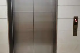 被困电梯后昏厥失禁！业主状告物业索赔图片