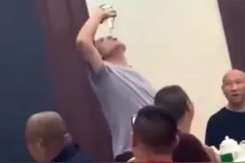 广东一男子吹干一瓶白酒，朋友阻拦都不听劝，结果被担架抬走图片
