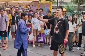 8月20日，四川成都，女子假扮尼姑上街行骗，被小伙拉住当场拆穿，怒斥“骗谁不行 专骗老年人”图片