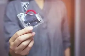 单亲妈妈在儿子书包里发现避孕套，还是拆封的！教科书式应对获赞图片