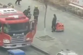 黑龙江绥化 偶遇消防灭火，萌娃开来自己的迷你“儿童消防车”说要帮忙图片