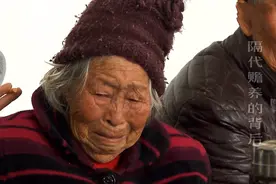 五个舅舅不养90岁外婆，外孙当街暴打舅舅：畜生！妈都养不起图片