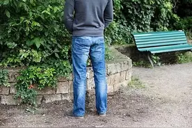 遛弯撞见男子裸露下体撒尿，女子不安报警，公共场合撒尿违法吗？图片