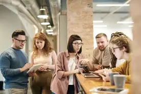 心理学：为什么要远离话少的人？看完你就明白了图片