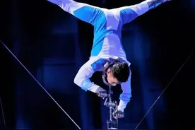 女演员高空表演，失手坠落死亡，痛心！图片