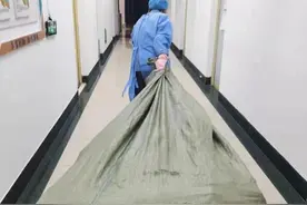 吉林大学保洁员“火了”，因一张照片走红网络，网友看后感动不已图片