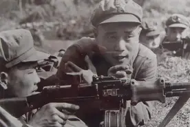 越军火力猛烈排长负伤，机枪手挺身而出接替指挥，成为战斗英雄图片
