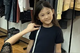 陈冠希好宠女儿，为Alaia量身定制品牌服装，甜喊她是“公主”图片