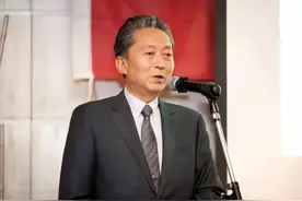 日本前首相鸠山由纪夫：抵制安倍，向中国道歉，向二战纪念碑下跪图片