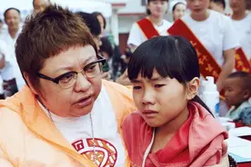 事实证明，被举报做“假慈善”的韩红，已经走上了另一条大道图片
