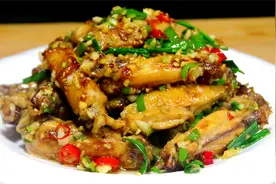 蒜香鸡翅好吃到舔手指的做法，外焦里嫩，蒜香浓郁，实在太香了图片